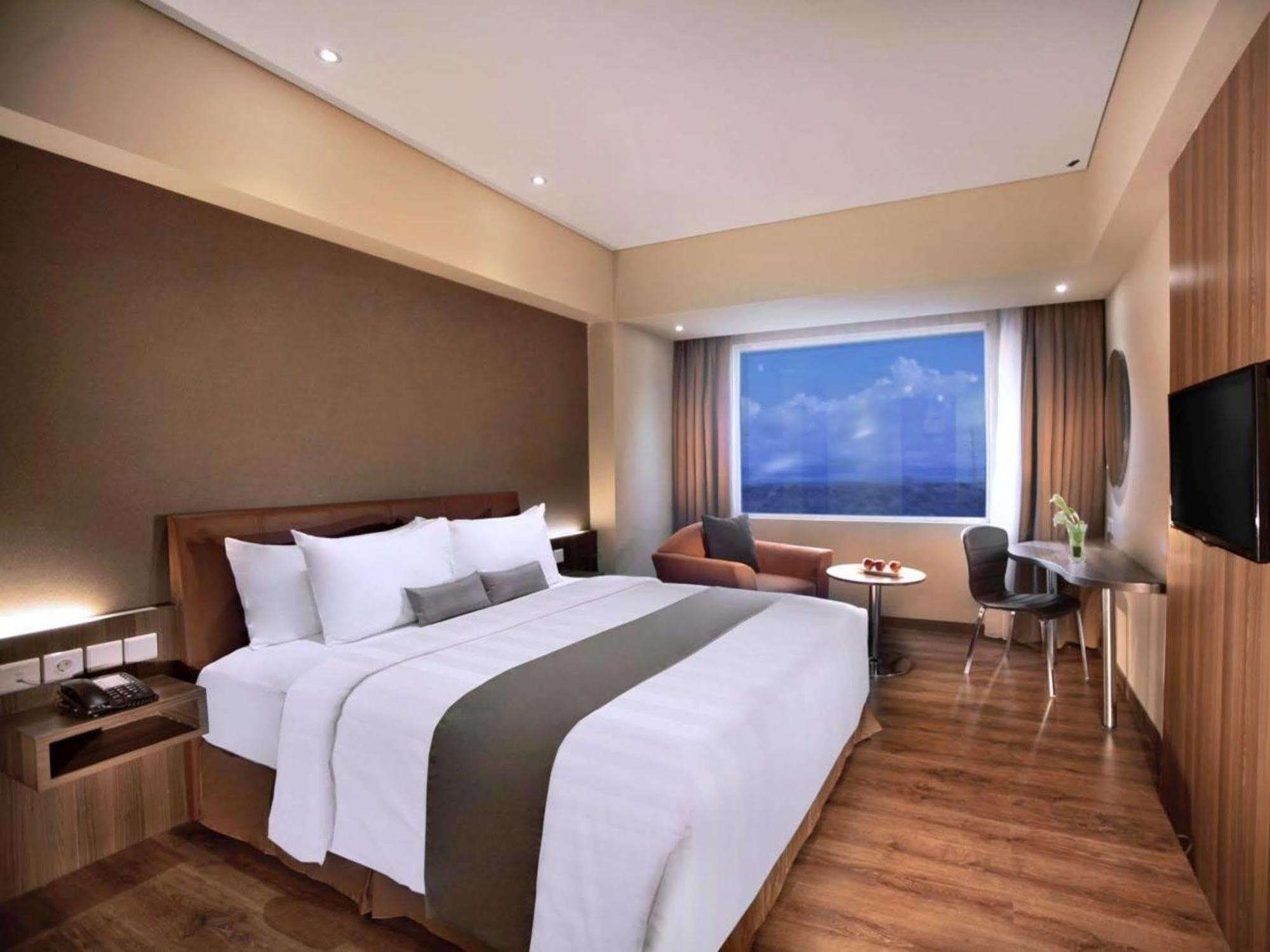 Aston Kupang Hotel & Convention Center Екстер'єр фото